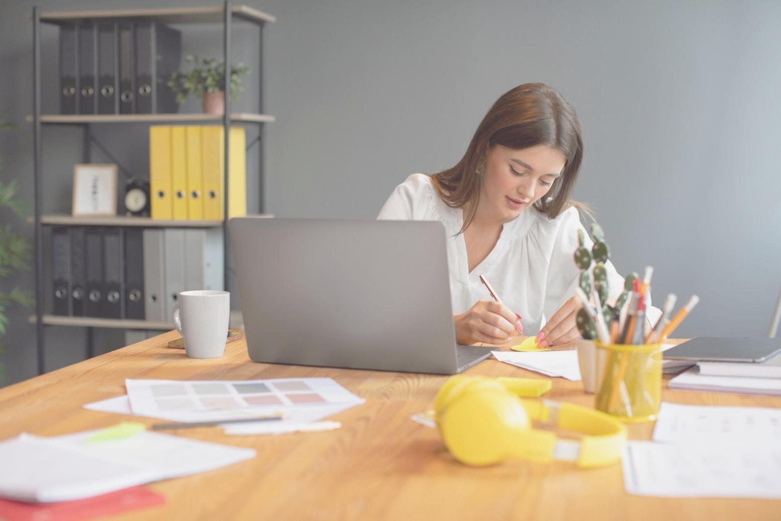 Teilnehmer in einem interaktiven Workshop zum Unternehmenskauf