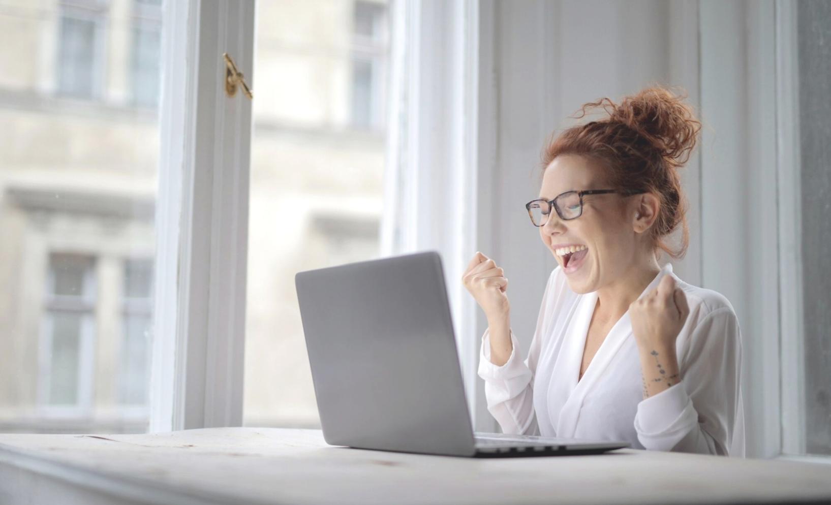 Teilnehmer arbeiten gemeinsam an Unternehmensanalysen in moderner Lernumgebung