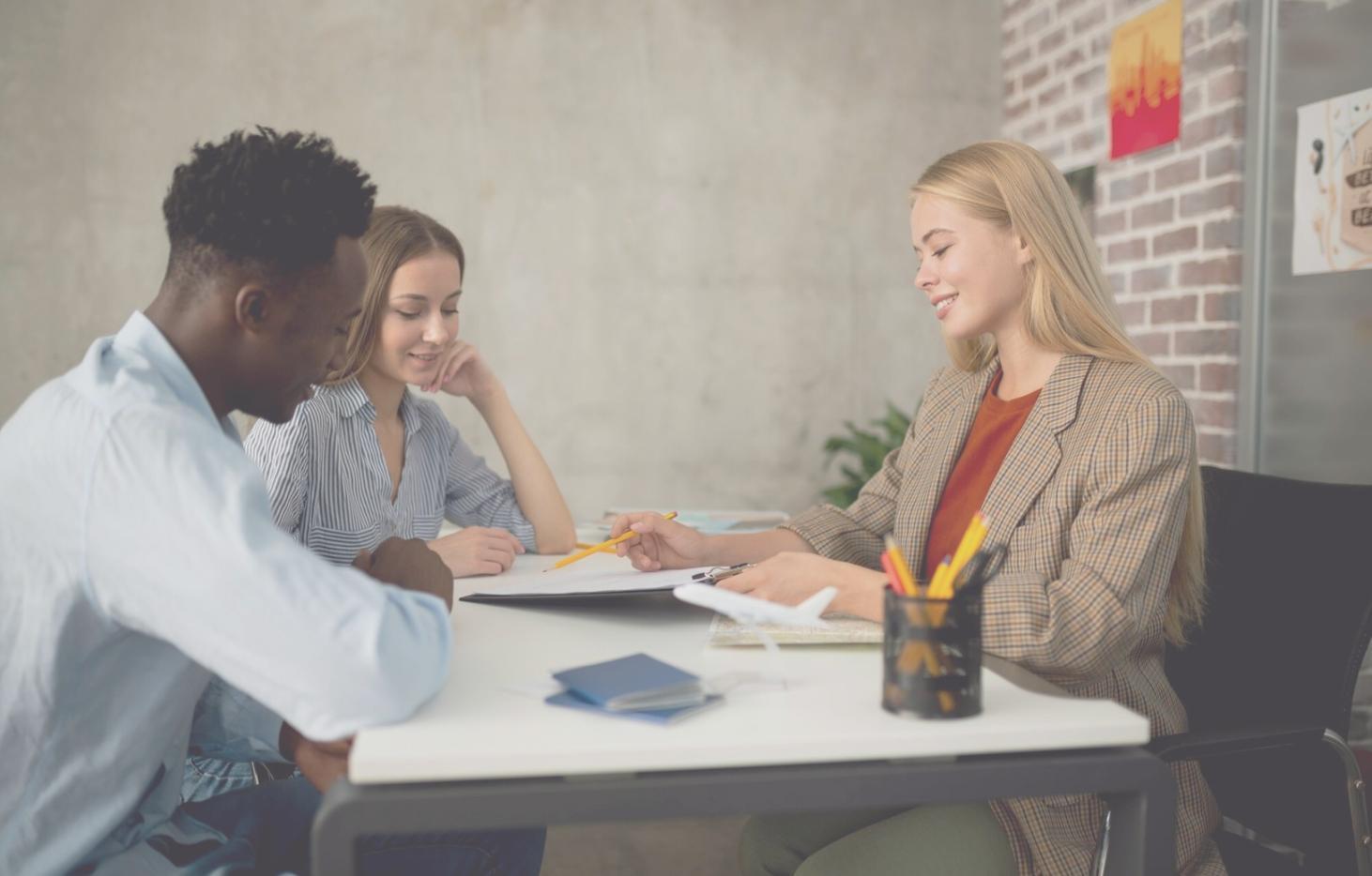 Teilnehmer bei praktischer Übung zur Firmenbewertung